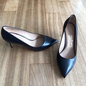 **NEW** Salvatore Ferragamo Fiore Pumps (Size 7)